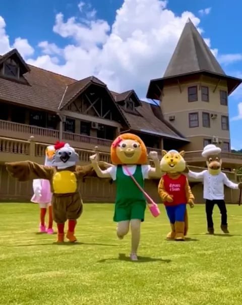 Personagens da Turma da Jureminha no gramado em frente ao Lagos de Jurema